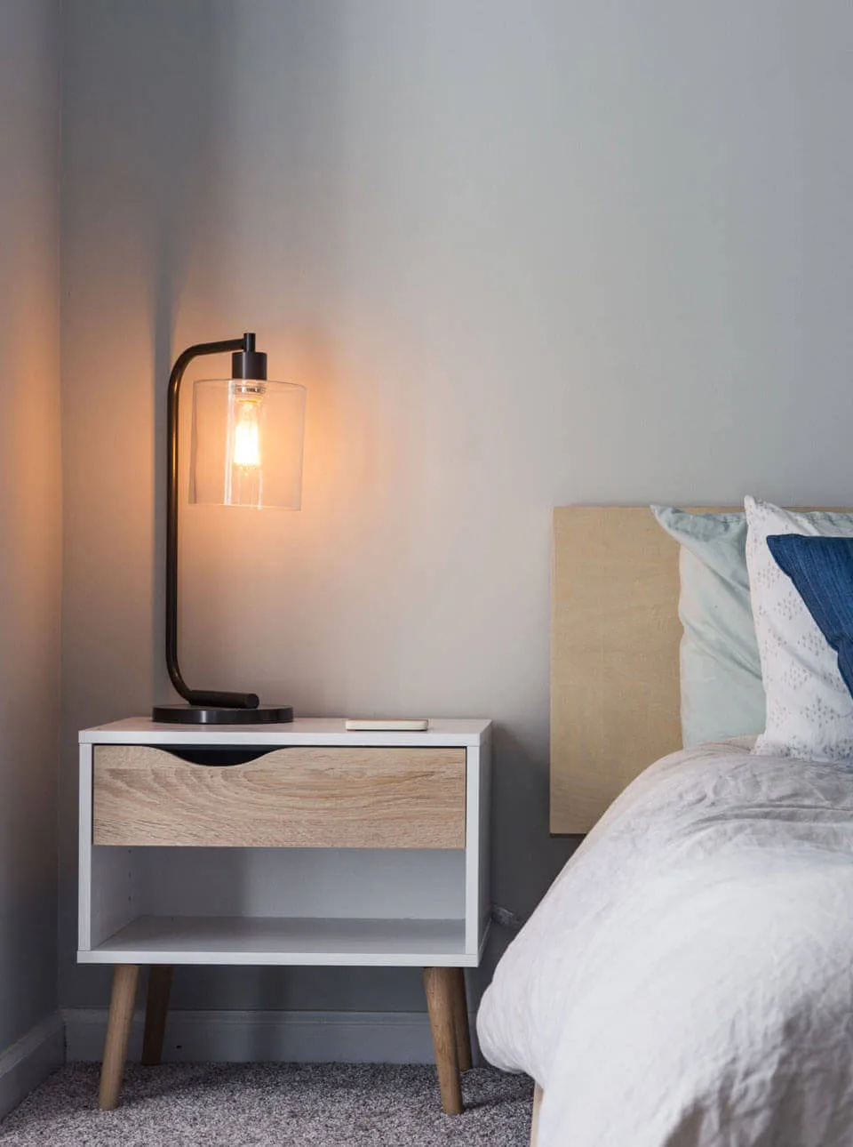 Sleek Nightstand with Storage - Imagen 4