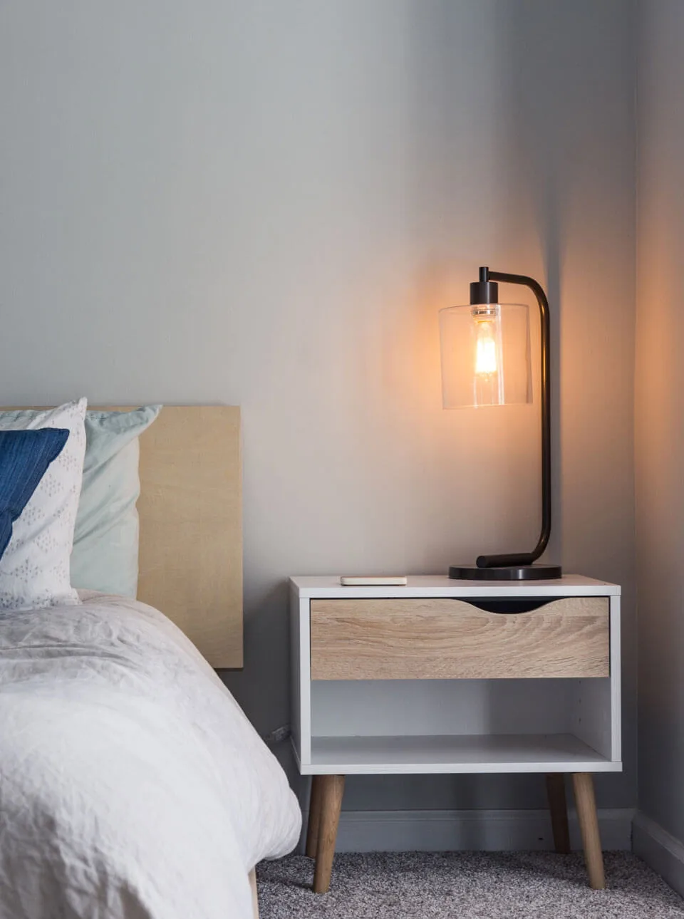 Sleek Nightstand with Storage - Imagen 3