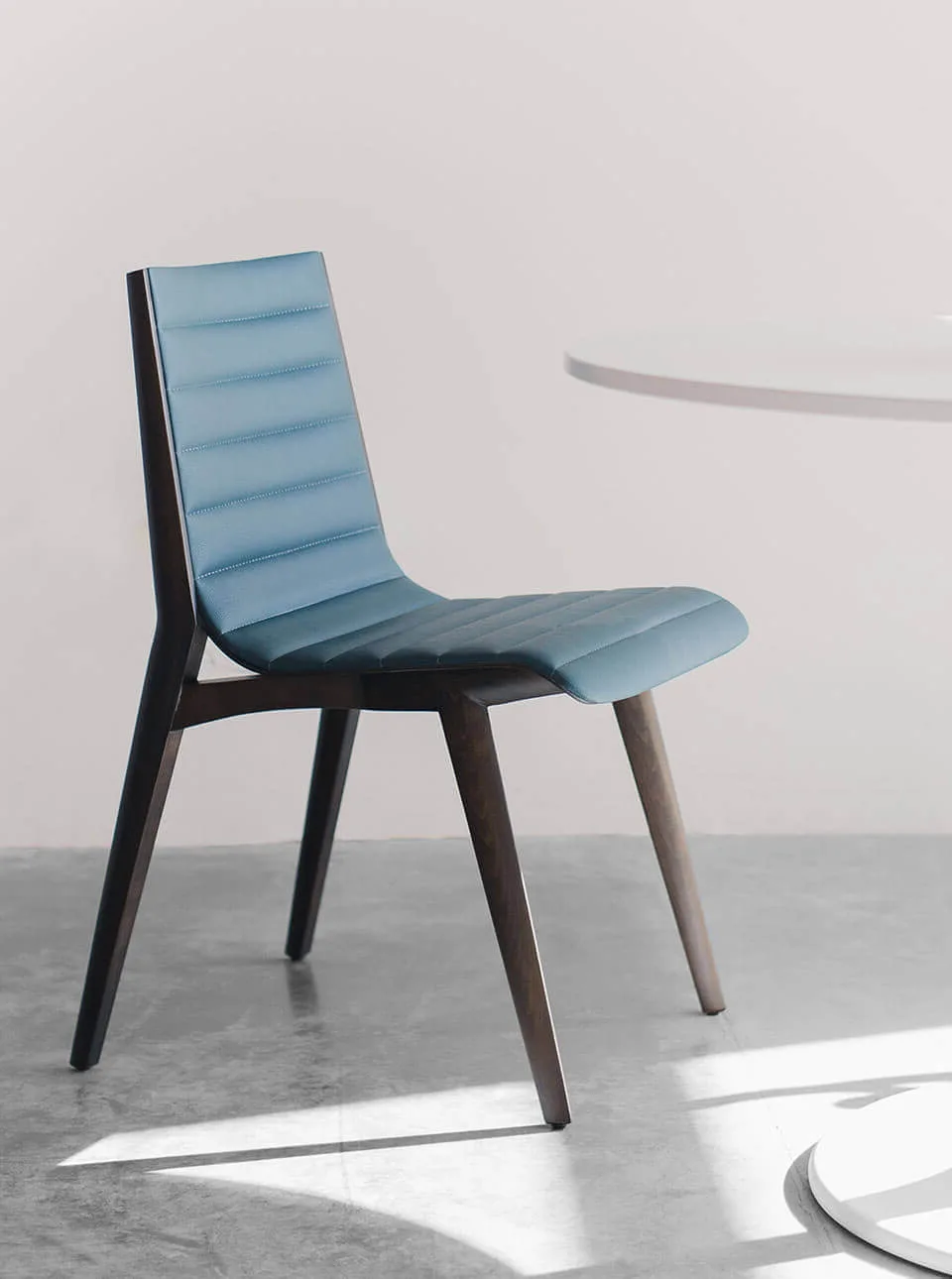 Sleek Office Chair with Ergonomic Design - Imagen 4