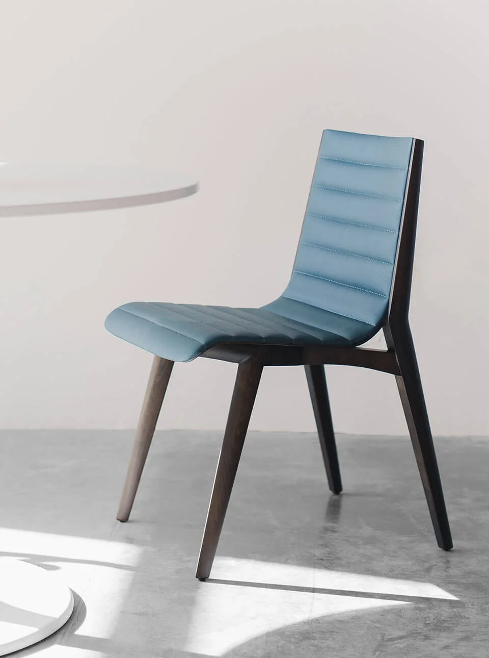 Sleek Office Chair with Ergonomic Design - Imagen 3