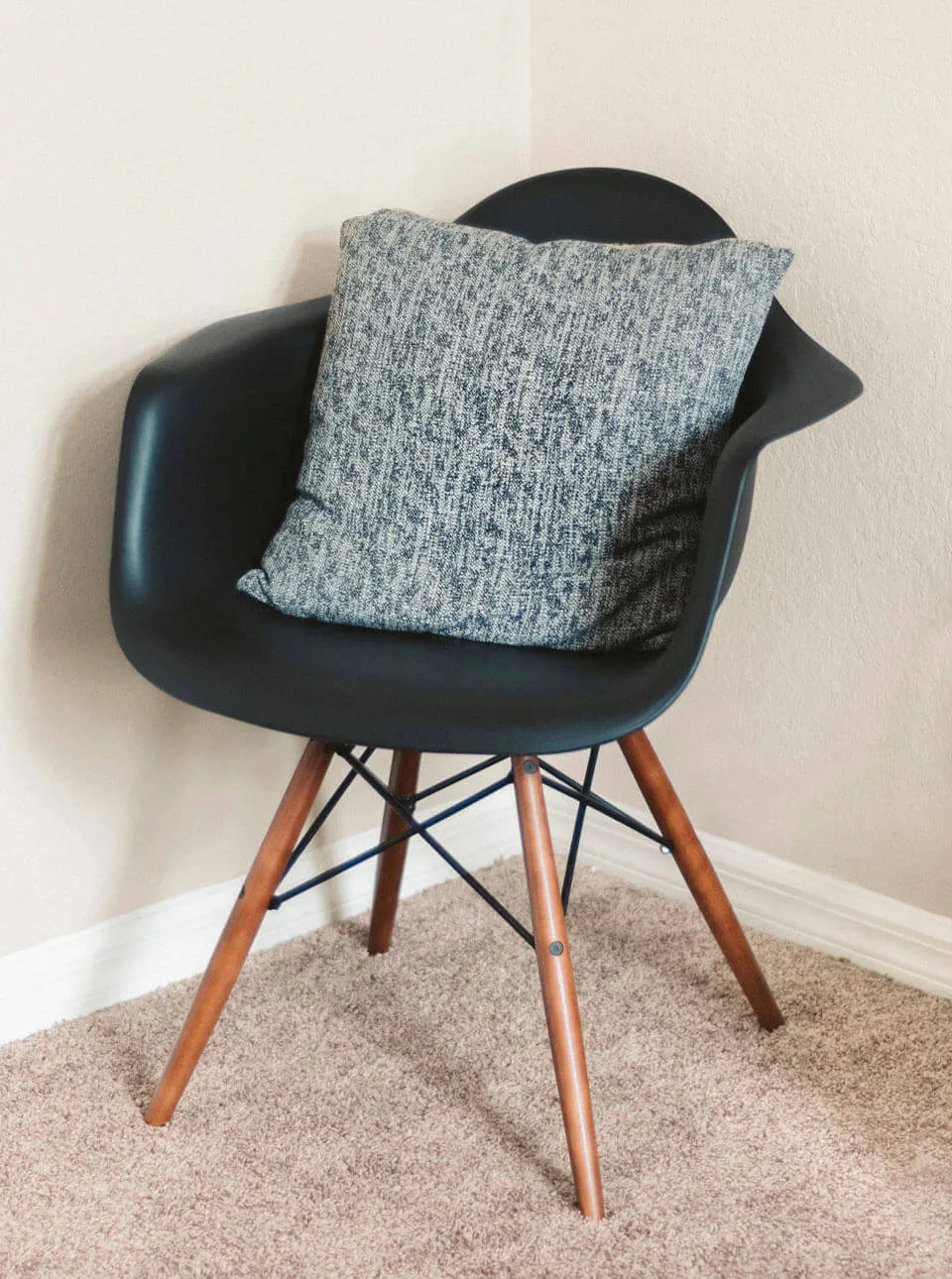 Classic Wooden Chair with Armrests - Imagen 4