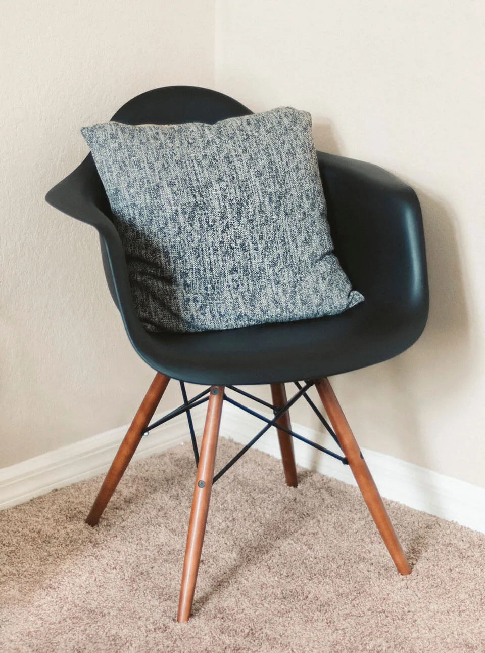 Classic Wooden Chair with Armrests - Imagen 3